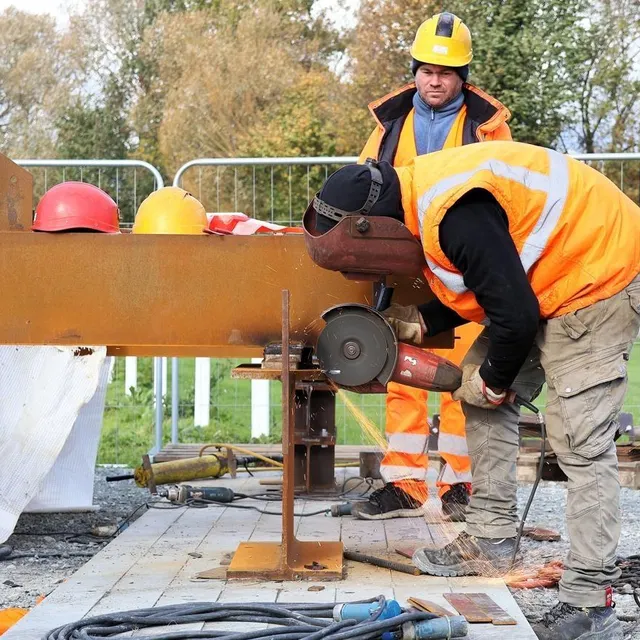 photo les ouvriers du chantier à l’œuvre sur l’armature de la future passerelle.  ©  ouest-france