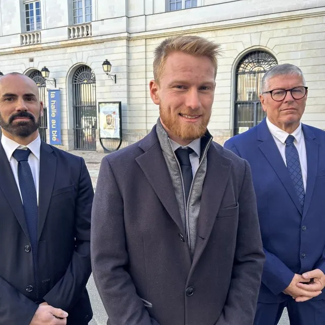 photo romain lemoigne, ici entouré d’alexandre brisset, directeur de campagne, et de didier thomas, responsable local du rn.  ©  le maine libre