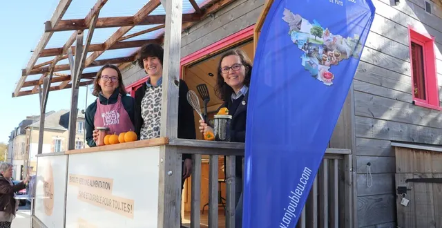 photo  charlotte frigout, directrice adjointe de l’association aux goûts du jour (au centre), a préparé cette 17e étape avec claire eveilleau, animatrice territoriale du pays de l’anjou bleu (à gauche) et sarah martin-cogulet, coordinatrice du pays de l’anjou bleu.  &copy;  ouest-france 
