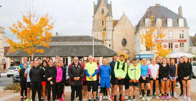 photo  place carnot, bruno ruel (troisième à gauche au premier rang), entouré des participants venus s’entraîner lors du rendez-vous du mardi soir.  &copy;  le maine libre 