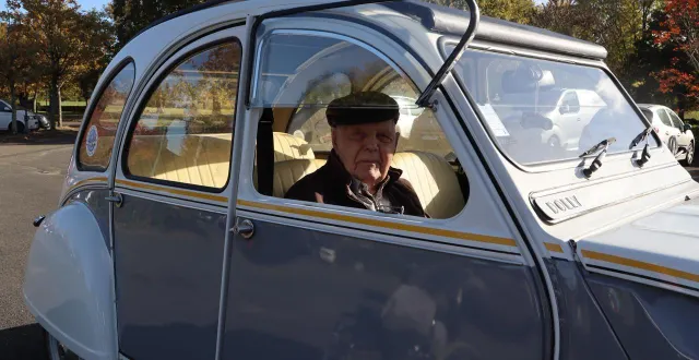 photo  robert flury, jeune centenaire de sablé-sur-sarthe, a fêté son anniversaire avec une balade en 2 cv, samedi 25 octobre 2025.  &copy;  ouest-france 
