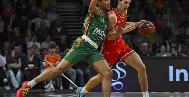 photo  au jeu des absences, bastien grasshoff était dans le cinq de départ et a brillamment saisi sa chance.  &copy;  denis lambert 