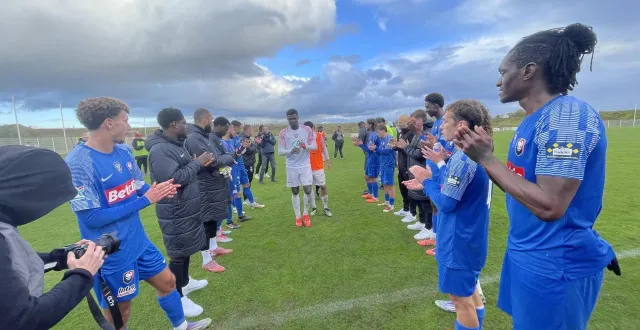 photo  armand gnanduillet (à droite), mohamed hafid (à gauche) et tous les joueurs du sm caen félicitent leurs homologues d’alizay (r2), éliminés de la coupe de france.  &copy;  ouest-france 