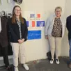 photo  de g. à d. : jean-pierre hébé, adélaïde rouger, thérésia brickwedde, loïc letourneux, encadrent la plaque erasmus +. 