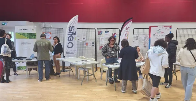 photo  les demandeurs d’emploi et les professionnels ont été ravis de leurs échanges au cours de ce « fun dating ».  &copy;  co 