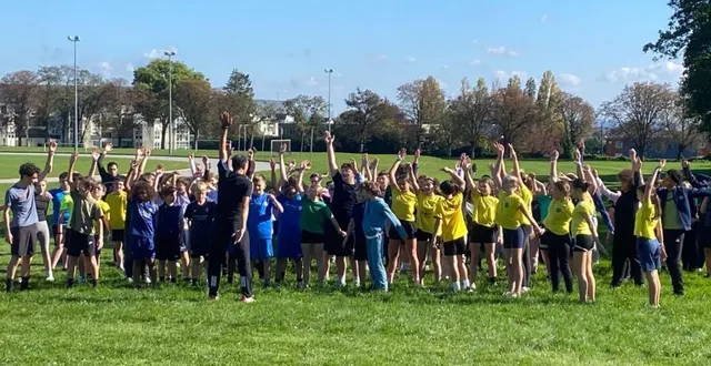 photo  echauffement sous la conduite de mohamed serbouti.  &copy;  le maine libre 