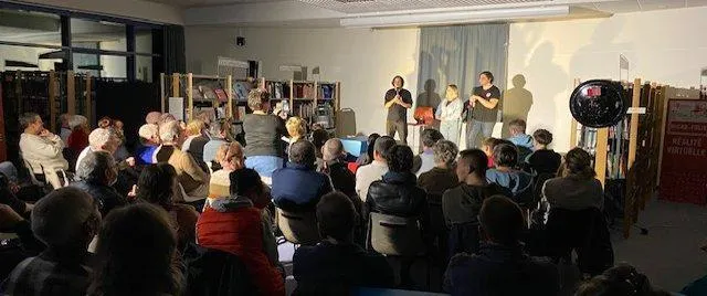 photo  les trois artistes ont proposé une soirée humoristique appréciée par les 80 spectateurs présents.  &copy;  le maine libre 