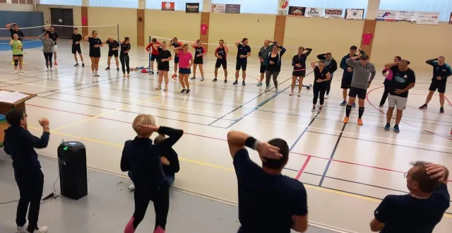 photo  ambiance conviviale dès l’échauffement, les participants se préparent en musique avant le coup d’envoi du tournoi octobre rose.  &copy;  le maine libre 