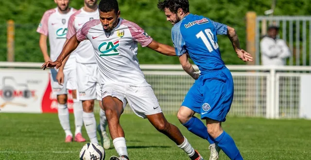 photo  santy ngom (à gauche) et beaumont visent l’exploit face à la châtaigneraie, au 6e tour de la coupe de france.  &copy;  arnaud despelchain 
