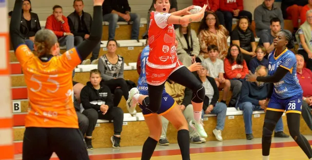 photo  auteur de six buts, lesly briémant n’a pas pu empêcher la défaite du hbc celles ce samedi 25 octobre à bergerac.  &copy;  co - stéphane seguinard 