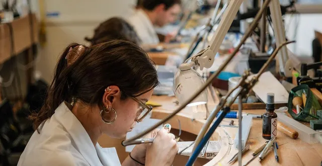 photo  marjolene simon, 21 ans, a toujours été manuelle. elle s’est lancée dans la bijouterie après avoir vu des vidéos de création de bijoux sur les réseaux sociaux.  &copy;  simon torlotin / ouest-france 