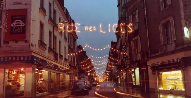 photo  la rue des lices illuminée, vers 1970. coll. françois sourice.  &copy;  archives patrimoniales angers, 43 num 18 
