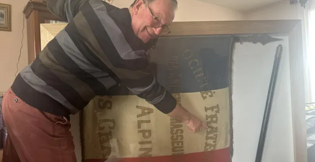 photo  mazé-milon, mardi 21 octobre 2025. le drapeau de 1905 des chass’bis a été mis sous verre en septembre 2025. en attendant de lui trouver un lieu d’exposition, patrick bell le conserve chez lui.  &copy;  co - christophe ricci 