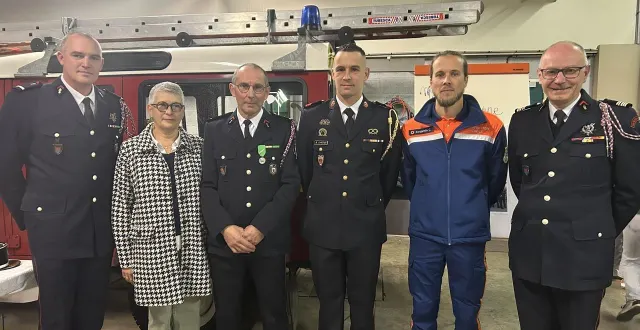 photo  philippe chrétien (au milieu avec la médaille verte), adjudant-chef au centre de secours de tinchebray, entouré de sa famille et de ses amis lors de son départ en retraite samedi 25 octobre 2025.  &copy;  ouest-france 
