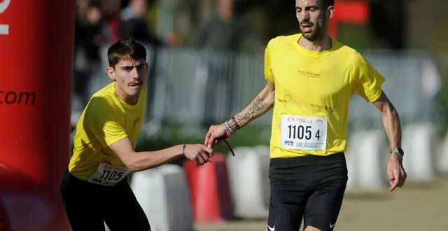 photo  jonathan billaud passe le relais à théo guéret : l’équipe emma - atout cœur fonce vers le record de l’épreuve.  &copy;  co - christophe bernard 