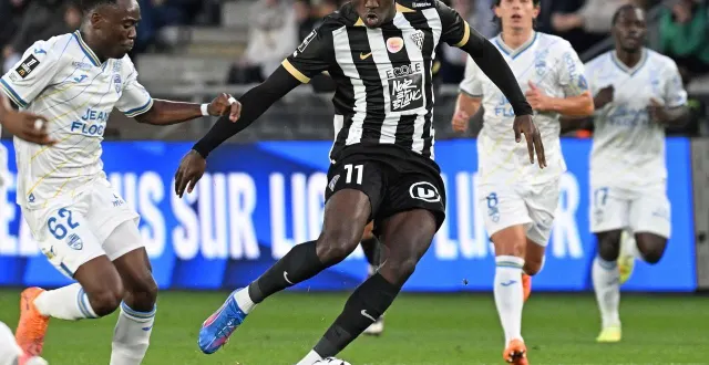 photo  entré en jeu pour remplacer peter, buteur puis blessé, sidiki chérif a réussi le but du break.  &copy;  jérôme fouquet/ouest-france 