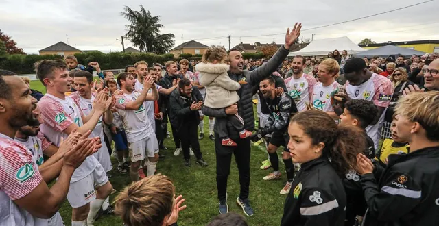 photo  la joie des belmontais après leur succès et leur qualification pour le septième tour de la coupe de france ce dimanche 26 octobre 2025.  &copy;  le maine libre 