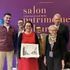 photo  laurence et éric voog (au centre), propriétaires du château de malicorne-sur-sarthe, ont reçu le prix du concours de restauration de « second œuvre » de sites et monuments. la remise en état du parquet du grand salon a été saluée par le jury de l’association. 