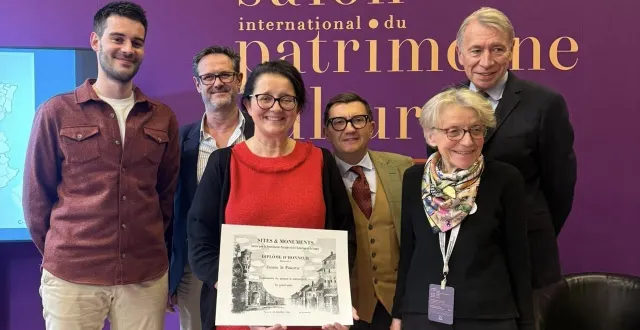 photo  laurence et éric voog (au centre), propriétaires du château de malicorne-sur-sarthe, ont reçu le prix du concours de restauration de « second œuvre » de sites et monuments. la remise en état du parquet du grand salon a été saluée par le jury de l’association.  &copy;  château de malicorne-sur-sarthe 