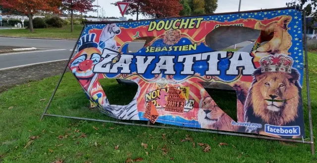 photo  les deux bâches publicitaires de cette structure ont été lacérées sur l’un des ronds-points, près du cirque zavatta, à sainte-gemmes-sur-loire.  &copy;  co 