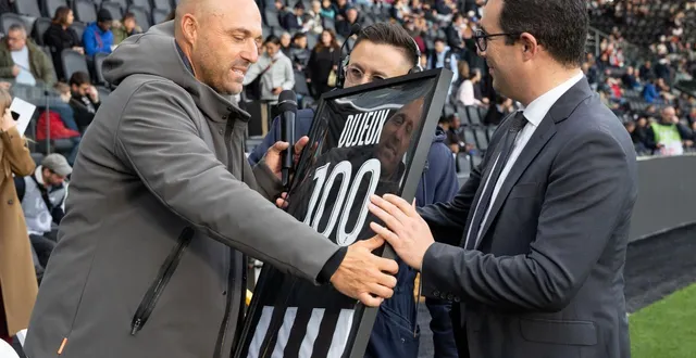 photo  alexandre dujeux, qui reçoit ici un maillot du président romain chabane, a célébré sa 100e sur le banc angevin par un succès.  &copy;  regine lemarchand 