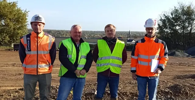 photo  de gauche à droite : wilfried lusteau (eurovia), régis berthelot, adjoint en charge de l’urbanisme, charly troprès, chargé du projet à alter et christophe pithon (pragma ingénierie).  &copy;  ouest-france 