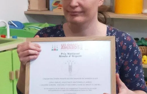 photo  émilie leray, assistante maternelle à la daguenière récompensée aux girafes awards.  &copy;  ouest-france 