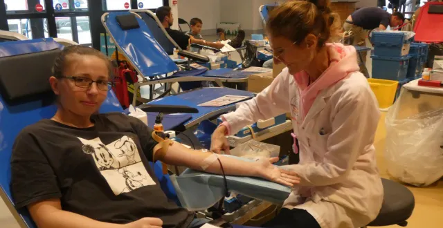 photo  jessica offrant son sang avec laetitia, infirmière.  &copy;  ouest-france 