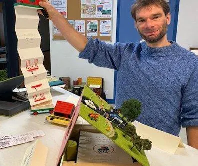 photo  frédéric gaboyer, responsable de la médiathèque présente certains des livres objet exposés.  &copy;  le maine libre 