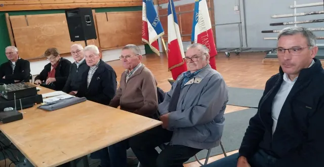 photo  hubert chatelier porte-drapeau, geneviève leprince responsable des veuves, camille thuault vice-président, michel goualier président, daniel courgenoult secrétaire, joseph champain trésorier et jacky leconte porte-drapeau.  &copy;  ouest-france 