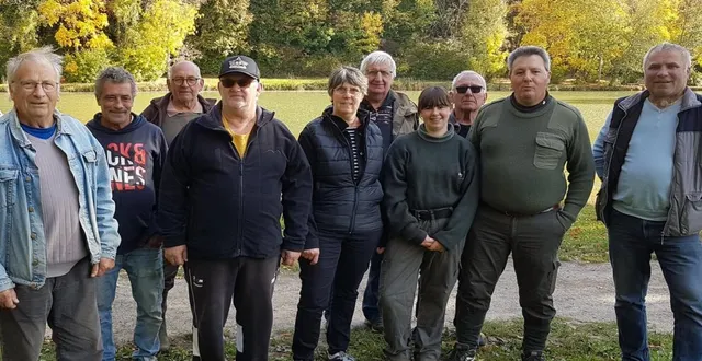 photo  la dizaine de membres de l’amicale des pêcheurs, lors de la pêche aux silures, samedi.  &copy;  ouest-france 