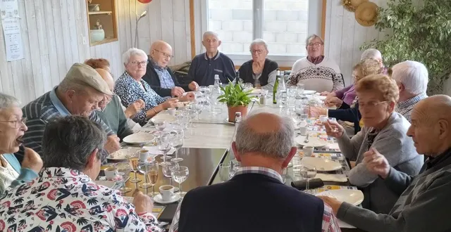 photo  les 17 récipiendaires de la classe 1940 partageant un moment convivial autour d’un déjeuner.  &copy;  co 
