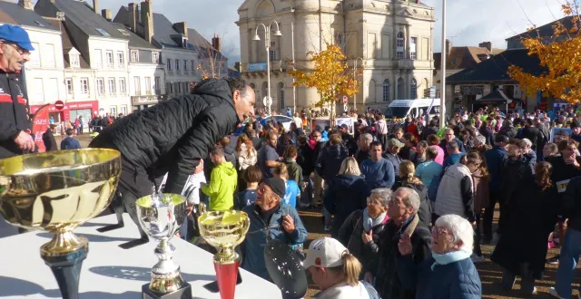 photo  roland mèche et mohamed serbouti sur le podium saluent les mamertins venus échanger quelques souvenirs anciens  &copy;  le maine libre 
