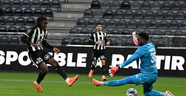 photo  premier buteur, prosper peter a lancé le sco sur la voie du succès.  &copy;  jérôme fouquet / ouest-france 