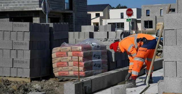 photo  « si on veut construire une maison pour y vivre encore dans 20 ou 30 ans, peut-être qu’il ne faut pas la construire comme il y a dix ans », estime philippe biaud, vice-président du pays fléchois.  &copy;  archives le courrier de l’ouest - laurent combet 
