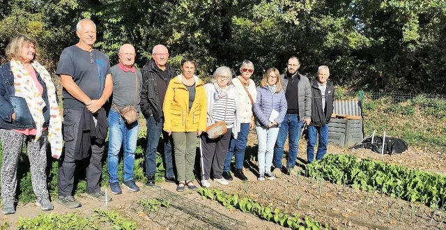 photo  lors de la visite des parcelles, petit arrêt dans le jardin de jean-claude labelle, salué par tous pour sa belle tenue et sa diversité de légumes cultivés.  &copy;  le maine libre 