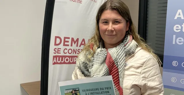 photo  eileen egon, éleveuse de 24 ans, est la lauréate du prix à l’installation en agriculture, décerné par les jeunes agriculteurs de la sarthe.  &copy;  ja 72 