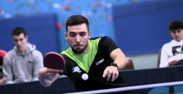 photo  gaëtan renaudon concentré devant la table.  &copy;  le maine libre 