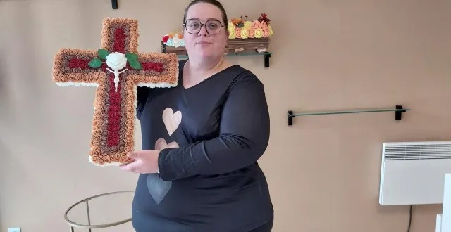 photo  malvina vaugeois a ouvert ce lundi un commerce de compositions florales artificielles au 35, rue d’hautvie.  &copy;  ouest-france 