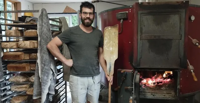 photo  théotime orieux prépare et cuit son pain juste à côté de sa maison.  &copy;  ouest-france 