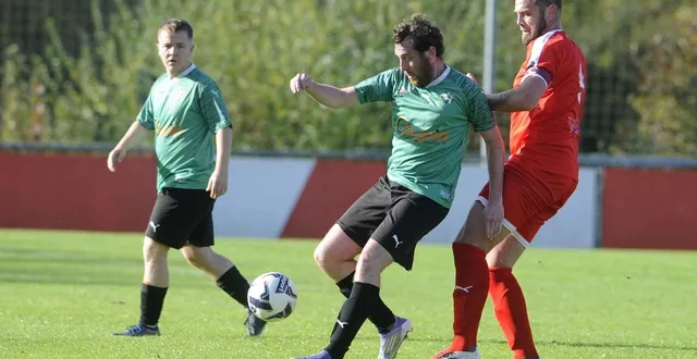 photo  même si le saint-varentais sylvain chansault a plutôt bien contenu le léodgarien alexis paquet, dimanche 26 octobre 2025, son équipe est repartie bredouille de niort (2-0).  &copy;  co - christophe bernard 