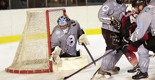 photo  valentin gautier et les niortais ont souffert face à la force offensive yonnaise.  &copy;  co - benoit felace 