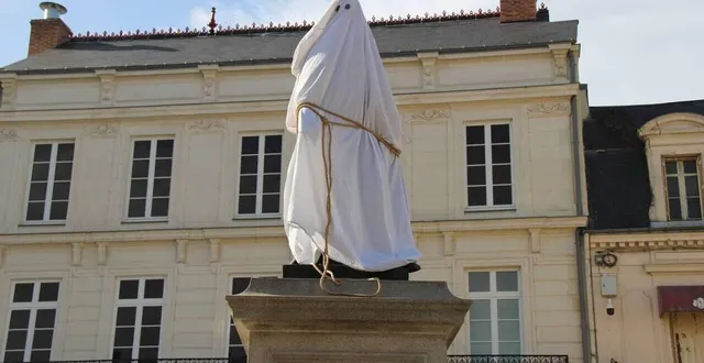 photo  halloween va à nouveau s’emparer de la place henri-iv ce vendredi 31 octobre 2025 à la flèche (sarthe).  &copy;  ouest-france 