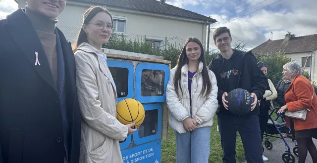 photo  jules viquesnel, lyne motreff, margot pinto et noé vannier ont élaboré un casier sportif connecté à alençon.  &copy;  ouest-france 