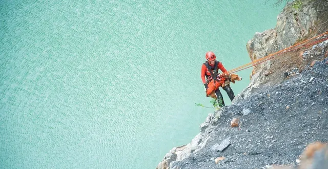 photo  l’intervention des spécialistes du sauvetage en milieu périlleux a permis de remonter les chiens sains et saufs, ce samedi 25 octobre 2025 à saint-denis-d’orques (sarthe).  &copy;  ©mikael vasseur/sdis72 