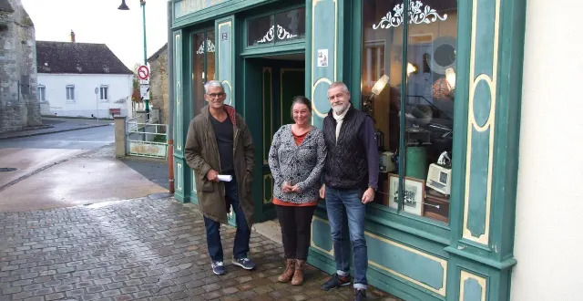 photo  jacques fouquet, coordinateur, florence, guide au musée de la musique mécanique à dollon (sarthe), et lionel guillossou, trésorier de l’association musiques magiques.  &copy;  ouest-france 