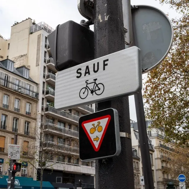 photo les panneaux m12 a autorisent les cyclistes à franchir le feu rouge pour s’engager sur la voie la plus à droite, à condition de céder le passage aux autres usagers.  ©  hans lucas via afp