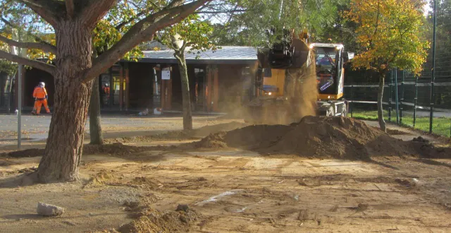 photo  à cet endroit, de la terre et du compost remplacent le goudron qui a été découpé et retiré.  &copy;  ouest-france 
