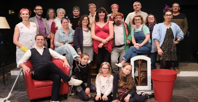 photo  la troupe de comédiens amateurs les zigomath répète activement depuis plusieurs semaines la comédie « fais pas ta cocotte ».  &copy;  ouest-france 