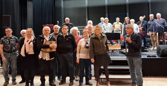 photo  ce vendredi, un don de 800 € a été remis à la représentante de la ligue 49 du programme octobre rose. il émane du succès rencontré lors du bal folk animé par les musiciens de tradimusanse et de damjann le samedi 18 octobre. de belles valeurs de générosité et de partage que tradimusanse poursuivra le samedi 22 novembre à saint-martin-du-fouilloux au profit de la tontine.  &copy;  ouest-france 